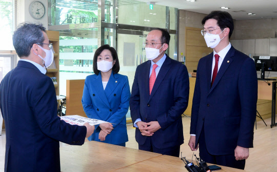 전주혜 국민의힘 원내대변인(왼쪽부터), 추경호 원내수석부대표, 강민국 원내대변인이 9일 서울 종로구 감사원에 국민의힘 국회의원 부동산 투기 전수조사를 의뢰하고 있다. 연합뉴스
